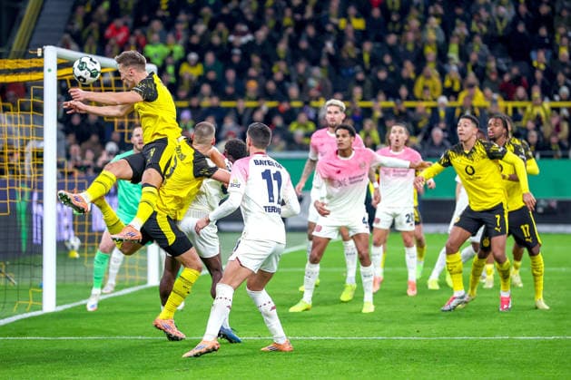 02.12.2025, Fußball, DFB-Pokal, Borussia Dortmund - Bayer 04 Leverkusen, Achtelfinale, Signal Iduna Park, Saison 2025 2026: Strafraumaktion Nico Schlotterbeck (BVB 04) Kopfball oim Strafraum DFB regulations prohibit any use of photographs as image sequences and or quasi-video. Nordrhein-Westfalen Deutschland