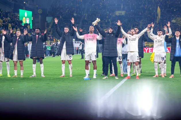02.12.2025, Fußball, DFB-Pokal, Borussia Dortmund - Bayer 04 Leverkusen, Achtelfinale, Signal Iduna Park, Saison 2025 2026: Abschlussjubel nach dem 1:0 Sieg und dem Einzug ins Viertelfinale des Bayer04. vl.l. Alejandro Grimaldo (Bayer04 20) Edmond Tapsoba (Bayer04 12) Loic Bade (Bayer04 05) Jonas Hofmann (Bayer04 07) Alejo Sarco (Bayer04 18) DFB regulations prohibit any use of photographs as image sequences and or quasi-video. Nordrhein-Westfalen Deutschland