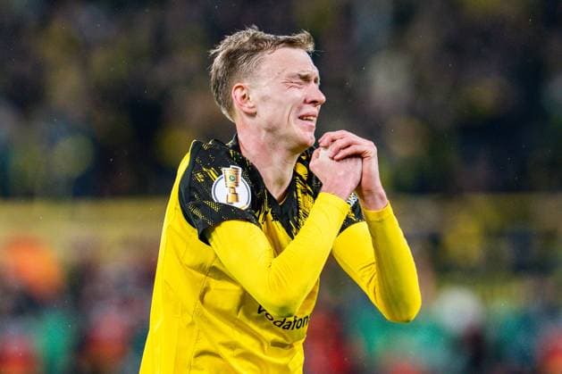 02.12.2025, Borussia Dortmund vs. Bayern 04 Leverkusen, DFB Pokal, Achtelfinale Maximilian Beier (Borussia Dortmund, 14) ist enttäuscht über das Ausscheiden im Achtelfinale Wichtiger Hinweis: Gemaess den Vorgaben der DFL Deutsche Fussball Liga bzw. des DFB Deutscher Fussball-Bund ist es untersagt, in dem Stadion und oder vom Spiel angefertigte Fotoaufnahmen in Form von Sequenzbildern und oder videoaehnlichen Fotostrecken zu verwerten Copyright: xBahhoxKarax