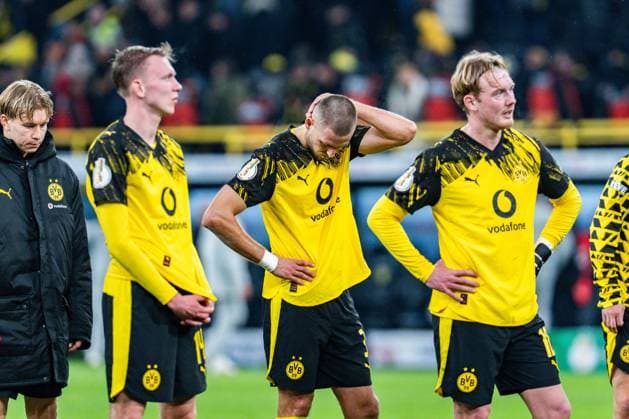 02.12.2025, Borussia Dortmund vs. Bayern 04 Leverkusen, DFB Pokal, Achtelfinale Daniel Svensson (Borussia Dortmund, 24) Maximilian Beier (Borussia Dortmund, 14) Waldemar Anton (Borussia Dortmund, 3) Julian Brandt (Borussia Dortmund, 10) enttäuscht sauer unzufrieden Wichtiger Hinweis: Gemaess den Vorgaben der DFL Deutsche Fussball Liga bzw. des DFB Deutscher Fussball-Bund ist es untersagt, in dem Stadion und oder vom Spiel angefertigte Fotoaufnahmen in Form von Sequenzbildern und oder videoaehnlichen Fotostrecken zu verwerten Copyright: xBahhoxKarax