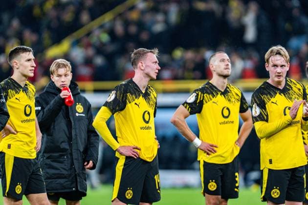 02.12.2025, Borussia Dortmund vs. Bayern 04 Leverkusen, DFB Pokal, Achtelfinale Waldemar Anton (Borussia Dortmund, 3) Daniel Svensson (Borussia Dortmund, 24) Maximilian Beier (Borussia Dortmund, 14) Waldemar Anton (Borussia Dortmund, 3) Julian Brandt (Borussia Dortmund, 10) enttäuscht sauer unzufrieden Wichtiger Hinweis: Gemaess den Vorgaben der DFL Deutsche Fussball Liga bzw. des DFB Deutscher Fussball-Bund ist es untersagt, in dem Stadion und oder vom Spiel angefertigte Fotoaufnahmen in Form von Sequenzbildern und oder videoaehnlichen Fotostrecken zu verwerten Copyright: xBahhoxKarax