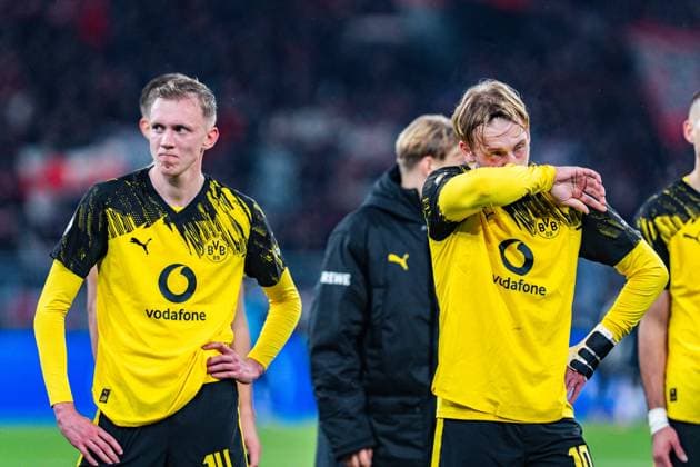 02.12.2025, Borussia Dortmund vs. Bayern 04 Leverkusen, DFB Pokal, Achtelfinale Maximilian Beier (Borussia Dortmund, 14) Julian Brandt (Borussia Dortmund, 10) enttäusch unzufrieden unglücklich sauert traurig Wichtiger Hinweis: Gemaess den Vorgaben der DFL Deutsche Fussball Liga bzw. des DFB Deutscher Fussball-Bund ist es untersagt, in dem Stadion und oder vom Spiel angefertigte Fotoaufnahmen in Form von Sequenzbildern und oder videoaehnlichen Fotostrecken zu verwerten Copyright: xBahhoxKarax