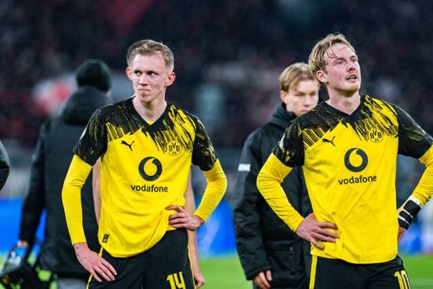 02.12.2025, Borussia Dortmund vs. Bayern 04 Leverkusen, DFB Pokal, Achtelfinale Maximilian Beier (Borussia Dortmund, 14) Julian Brandt (Borussia Dortmund, 10) enttäusch unzufrieden unglücklich sauert traurig Wichtiger Hinweis: Gemaess den Vorgaben der DFL Deutsche Fussball Liga bzw. des DFB Deutscher Fussball-Bund ist es untersagt, in dem Stadion und oder vom Spiel angefertigte Fotoaufnahmen in Form von Sequenzbildern und oder videoaehnlichen Fotostrecken zu verwerten Copyright: xBahhoxKarax