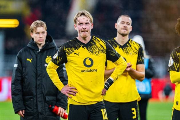 02.12.2025, Borussia Dortmund vs. Bayern 04 Leverkusen, DFB Pokal, Achtelfinale Julian Brandt (Borussia Dortmund, 10) Daniel Svensson (Borussia Dortmund, 24) Waldemar Anton (Borussia Dortmund, 3) enttäusch unzufrieden unglücklich sauert traurig Wichtiger Hinweis: Gemaess den Vorgaben der DFL Deutsche Fussball Liga bzw. des DFB Deutscher Fussball-Bund ist es untersagt, in dem Stadion und oder vom Spiel angefertigte Fotoaufnahmen in Form von Sequenzbildern und oder videoaehnlichen Fotostrecken zu verwerten Copyright: xBahhoxKarax