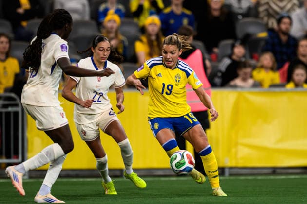 251202 Kessya Bussy of France and Johanna Rytting Kaneryd of Sweden during the Women s Nations League bronze medal second leg match between Sweden and France on December 2, 2025 in Stockholm. Photo: Simon Hastegard BILDBYRAN kod SH JM0754 bbeng fotboll football soccer fotball nations league uefa womens nations league bronsmatch bronze medal match dam sverige sweden frankrike france Copyright: SIMONxHASTEGARD BB251202SH098