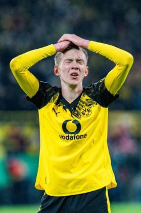 02.12.2025, Borussia Dortmund vs. Bayern 04 Leverkusen, DFB Pokal, Achtelfinale Maximilian Beier (Borussia Dortmund, 14) ist enttäuscht über das Ausscheiden im Achtelfinale Wichtiger Hinweis: Gemaess den Vorgaben der DFL Deutsche Fussball Liga bzw. des DFB Deutscher Fussball-Bund ist es untersagt, in dem Stadion und oder vom Spiel angefertigte Fotoaufnahmen in Form von Sequenzbildern und oder videoaehnlichen Fotostrecken zu verwerten Copyright: xBahhoxKarax