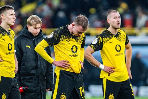 02.12.2025, Borussia Dortmund vs. Bayern 04 Leverkusen, DFB Pokal, Achtelfinale Nico Schlotterbeck (Borussia Dortmund, 4) Daniel Svensson (Borussia Dortmund, 24) Maximilian Beier (Borussia Dortmund, 14) Waldemar Anton (Borussia Dortmund, 3) enttäuscht sauer unzufrieden Wichtiger Hinweis: Gemaess den Vorgaben der DFL Deutsche Fussball Liga bzw. des DFB Deutscher Fussball-Bund ist es untersagt, in dem Stadion und oder vom Spiel angefertigte Fotoaufnahmen in Form von Sequenzbildern und oder videoaehnlichen Fotostrecken zu verwerten Copyright: xBahhoxKarax