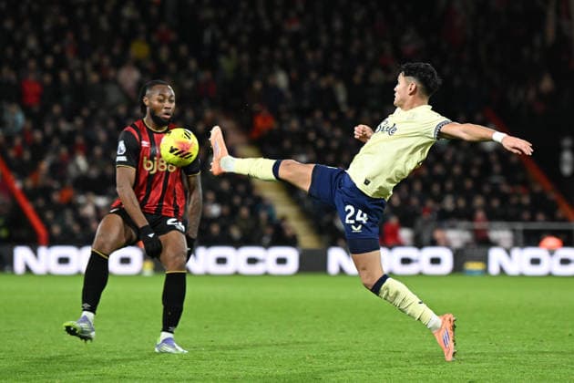 Bournemouth v Everton Premier League 02 12 2025. Carlos Alcaraz (24) of Everton battles for possession with Antoine Semenyo (24) of AFC Bournemouth during the Premier League match between Bournemouth and Everton at the Vitality Stadium, Bournemouth, England on 2 December 2025. Bournemouth Vitality Stadium Dorset England Editorial use only DataCo restrictions apply See www.football-dataco.com , Copyright: xGrahamxHuntx PSI-23324-0204