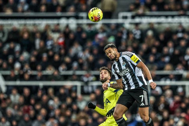 Premier League Newcastle United v Tottenham Hotspur Joelinton of Newcastle United jumps up to win the high ball during the Premier League match Newcastle United vs Tottenham Hotspur at St. James s Park, Newcastle, United Kingdom, 2nd December 2025 (Photo by Alfie Cosgrove News Images) Newcastle St. James s Park Tyne and Wear United Kingdom Copyright: xAlfiexCosgrove NewsxImagesx