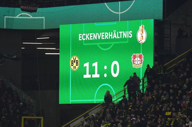 . Anzeigetafel zeigt das Eckenverhaeltnis 11:0 waehrend des DFB-Pokal Spiels zwischen Borussia Dortmund v Bayer 04 Leverkusen, Signal-Iduna-Park am 02. December 2025 in Dortmund, Deutschland. (Foto von Ralf Treese DeFodi Images) +++ . Scoreboard during the DFB-Pokal match between Borussia Dortmund v Bayer 04 Leverkusen at Signal-Iduna-Park on December 2, 2025 in Dortmund, Germany. (Photo by Ralf Treese DeFodi Images) (Photo by Ralf Treese DeFodi Images)