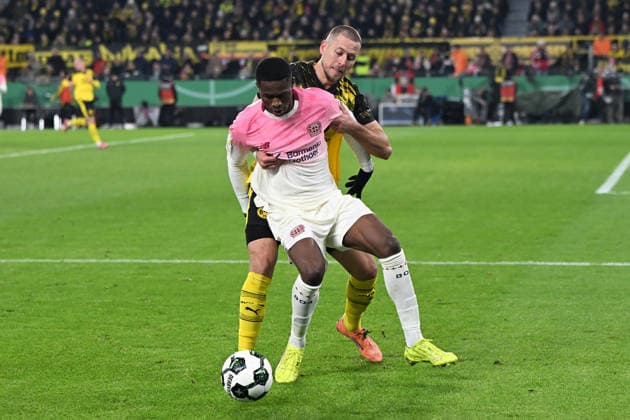 Christian Kofane (Bayer 04 Leverkusen) und Waldemar Anton (Borussia Dortmund) im Zweikampf waehrend des DFB-Pokal Spiels zwischen Borussia Dortmund v Bayer 04 Leverkusen, Signal-Iduna-Park am 02. December 2025 in Dortmund, Deutschland. (Foto von Ralf Treese DeFodi Images) +++ Christian Kofane (Bayer 04 Leverkusen) und Waldemar Anton (Borussia Dortmund) battle for the ball during the DFB-Pokal match between Borussia Dortmund v Bayer 04 Leverkusen at Signal-Iduna-Park on December 2, 2025 in Dortmund, Germany. (Photo by Ralf Treese DeFodi Images) (Photo by Ralf Treese DeFodi Images)