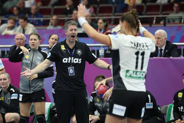 GER, Dortmund, 27th Wommen s World Championship, WM, Weltmeisterschaft 2025, Hauptrunde Main Round, Gruppe II 1. Runde: Deutschland Germany (GER) vs. Färöer Inseln Faroe Icland (FRO) 02.12.2025, Westfalenhalle, Dortmund, GER, Dortmund, 27th Wommen s World Championship 2025, Hauptrunde Main Round, Gruppe II 1. Runde: Deutschland Germany (GER) vs. Färöer Inseln Faroe Icland (FRO) , im Bild: Markus Gaugisch regt sich auf