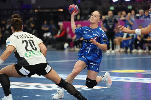GER, Dortmund, 27th Wommen s World Championship, WM, Weltmeisterschaft 2025, Hauptrunde Main Round, Gruppe II 1. Runde: Deutschland Germany (GER) vs. Färöer Inseln Faroe Icland (FRO) 02.12.2025, Westfalenhalle, Dortmund, GER, Dortmund, 27th Wommen s World Championship 2025, Hauptrunde Main Round, Gruppe II 1. Runde: Deutschland Germany (GER) vs. Färöer Inseln Faroe Icland (FRO) , im Bild: Jana MITTÃöN (FRO 77), mit Ball in der Hand zum Wurf