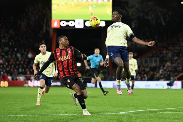 Bournemouth v Everton Premier League 02 12 2025. Thierno Barry (11) of Everton on the attack battles for possession with Bafode Diakite (18) of AFC Bournemouth during the Premier League match between Bournemouth and Everton at the Vitality Stadium, Bournemouth, England on 2 December 2025. Bournemouth Vitality Stadium Dorset England Editorial use only DataCo restrictions apply See www.football-dataco.com , Copyright: xGrahamxHuntx PSI-23324-0208