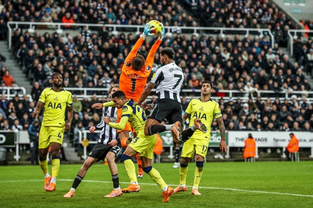 Premier League Newcastle United v Tottenham Hotspur Tottenham Hotspur goalkeeper Guglielmo Vicario collects the ball during the Premier League match Newcastle United vs Tottenham Hotspur at St. James s Park, Newcastle, United Kingdom, 2nd December 2025 (Photo by Alfie Cosgrove News Images) Newcastle St. James s Park Tyne and Wear United Kingdom Copyright: xAlfiexCosgrove NewsxImagesx