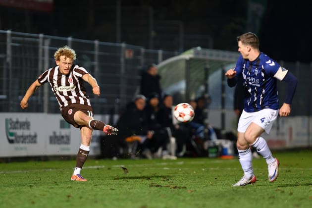 16 Marwin Schmitz (FC St. Pauli U23) Fußball I Herren I Regionalliga Nord I Saison 2025-2026 I 21. Spieltag I FC St. Pauli U23 - VfB Oldenburg I 02.12.2025 I Edmund-Plambeck-Stadion
