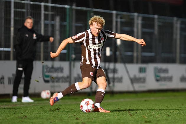 16 Marwin Schmitz (FC St. Pauli U23) Fußball I Herren I Regionalliga Nord I Saison 2025-2026 I 21. Spieltag I FC St. Pauli U23 - VfB Oldenburg I 02.12.2025 I Edmund-Plambeck-Stadion
