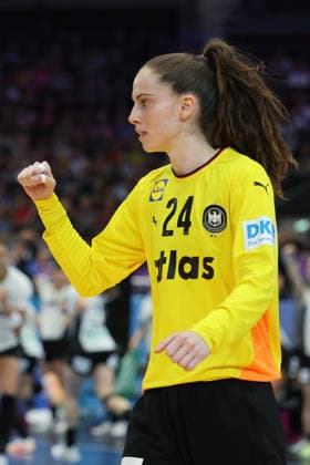 GER, Dortmund, 27th Wommen s World Championship, WM, Weltmeisterschaft 2025, Hauptrunde Main Round, Gruppe II 1. Runde: Deutschland Germany (GER) vs. Färöer Inseln Faroe Icland (FRO) 02.12.2025, Westfalenhalle, Dortmund, GER, Dortmund, 27th Wommen s World Championship 2025, Hauptrunde Main Round, Gruppe II 1. Runde: Deutschland Germany (GER) vs. Färöer Inseln Faroe Icland (FRO) , im Bild: Sarah Wachter Torhueterin (Ger 24), freut sich ueber einen gehaltenen Ball