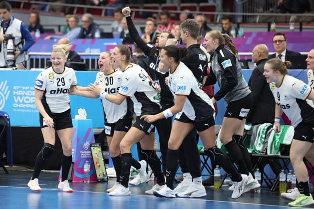 GER, Dortmund, 27th Wommen s World Championship, WM, Weltmeisterschaft 2025, Hauptrunde Main Round, Gruppe II 1. Runde: Deutschland Germany (GER) vs. Färöer Inseln Faroe Icland (FRO) 02.12.2025, Westfalenhalle, Dortmund, GER, Dortmund, 27th Wommen s World Championship 2025, Hauptrunde Main Round, Gruppe II 1. Runde: Deutschland Germany (GER) vs. Färöer Inseln Faroe Icland (FRO) , im Bild: die deutschen Damen freuen sich ueber den Sieg Antje Döll (Ger 29), Jenny Behrend (Ger 30), Xenia Smits (Ger 11), Lisa Antl (Ger 9), Aimà e von Pereira (Ger 49), Markus Gaugisch Coach