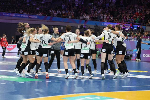 GER, Dortmund, 27th Wommen s World Championship, WM, Weltmeisterschaft 2025, Hauptrunde Main Round, Gruppe II 1. Runde: Deutschland Germany (GER) vs. Färöer Inseln Faroe Icland (FRO) 02.12.2025, Westfalenhalle, Dortmund, GER, Dortmund, 27th Wommen s World Championship 2025, Hauptrunde Main Round, Gruppe II 1. Runde: Deutschland Germany (GER) vs. Färöer Inseln Faroe Icland (FRO) , im Bild: die deutschen Damen freuen sich ueber den Sieg Antje Döll (Ger 29), Jenny Behrend (Ger 30), Xenia Smits (Ger 11), Lisa Antl (Ger 9), Aimà e von Pereira (Ger 49), Markus Gaugisch Coach, Julia Maidhof (Ger 27), Annika Lott (Ger 23), Marie Vogel (Ger 14), Aimà e von Pereira (Ger 49),