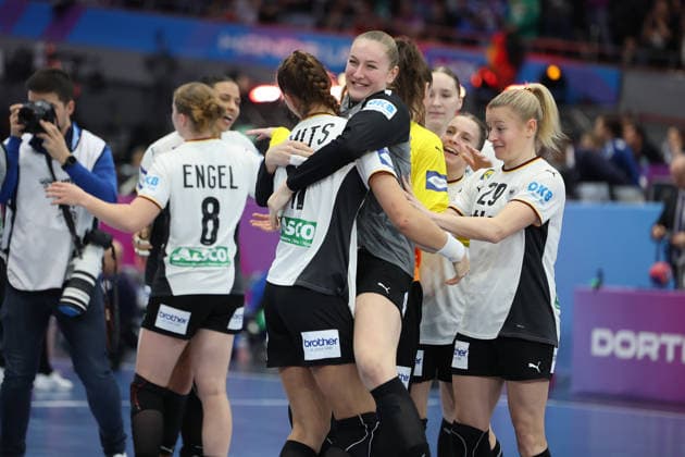 GER, Dortmund, 27th Wommen s World Championship, WM, Weltmeisterschaft 2025, Hauptrunde Main Round, Gruppe II 1. Runde: Deutschland Germany (GER) vs. Färöer Inseln Faroe Icland (FRO) 02.12.2025, Westfalenhalle, Dortmund, GER, Dortmund, 27th Wommen s World Championship 2025, Hauptrunde Main Round, Gruppe II 1. Runde: Deutschland Germany (GER) vs. Färöer Inseln Faroe Icland (FRO) , im Bild: die deutschen Damen freuen sich ueber den Sieg Antje Döll (Ger 29), Jenny Behrend (Ger 30), Xenia Smits (Ger 11), Lisa Antl (Ger 9), Aimà e von Pereira (Ger 49), Markus Gaugisch Coach, Julia Maidhof (Ger 27), Annika Lott (Ger 23), Marie Vogel (Ger 14), Aimà e von Pereira (Ger 49), Nina Engel (Ger 8),