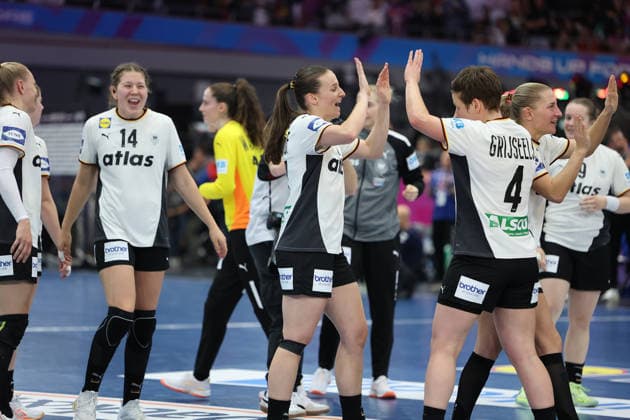 GER, Dortmund, 27th Wommen s World Championship, WM, Weltmeisterschaft 2025, Hauptrunde Main Round, Gruppe II 1. Runde: Deutschland Germany (GER) vs. Färöer Inseln Faroe Icland (FRO) 02.12.2025, Westfalenhalle, Dortmund, GER, Dortmund, 27th Wommen s World Championship 2025, Hauptrunde Main Round, Gruppe II 1. Runde: Deutschland Germany (GER) vs. Färöer Inseln Faroe Icland (FRO) , im Bild: die deutschen Damen freuen sich ueber den Sieg Antje Döll (Ger 29), Jenny Behrend (Ger 30), Xenia Smits (Ger 11), Lisa Antl (Ger 9), Aimà e von Pereira (Ger 49), Markus Gaugisch Coach, Julia Maidhof (Ger 27), Annika Lott (Ger 23), Marie Vogel (Ger 14), Aimà e von Pereira (Ger 49), Nina Engel (Ger 8), Alina Grijseels (Ger 4),