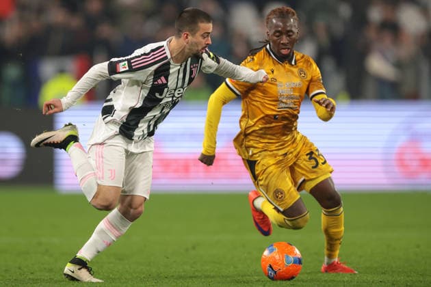 Turin, Italy, 2nd December 2025. Edon Zhegrova of Juventus takes on Jordan Zemura of Udinese Calcio during the Juventus vs Udinese Coppa Italia match at Allianz Stadium, Turin. Picture credit should read: Jonathan Moscrop Sportimage EDITORIAL USE ONLY. No use with unauthorised audio, video, data, fixture lists, club league logos or live services. Online in-match use limited to 120 images, no video emulation. No use in betting, games or single club league player publications. SPI_067_JM_JUVE_UDINESE_CI SPI-4319-0067