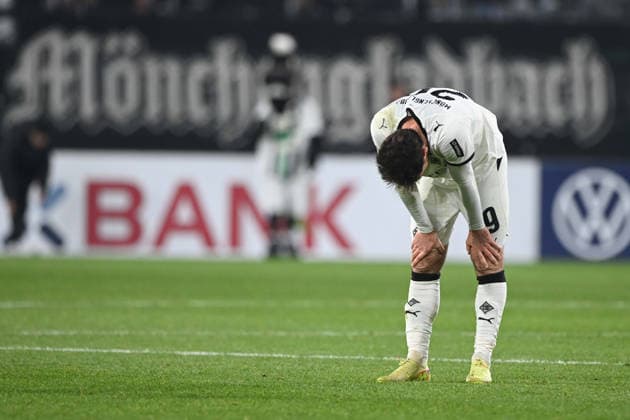 Joe SCALLY (MG) enttaeuscht, enttäuscht, Enttäuschung, Enttaeuschung Fussball, DFB Pokal, Achtelfinale, Round of 16, Borussia Moenchengladbach (MG) - FC St. Pauli (Pauli) 1-2 am 02.12.2025 im Borussiapark Moenchengladbach Deutschland. DFL regulations prohibit any use of photographs as image sequences and or quasi-video Â