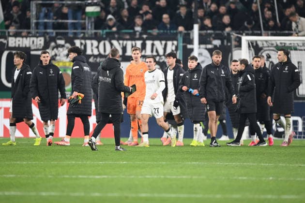 Borussia Moenchengladbach enttaeuscht, enttäuscht, Enttäuschung, Enttaeuschung nach dem Schlusspfiff, Fussball, DFB Pokal, Achtelfinale, Round of 16, Borussia Moenchengladbach (MG) - FC St. Pauli (Pauli) 1-2 am 02.12.2025 im Borussiapark Moenchengladbach Deutschland. DFL regulations prohibit any use of photographs as image sequences and or quasi-video Â