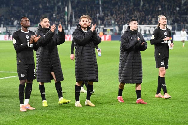 Schlussjubel St. Pauli, Jubel, jubeln, Freude, cheers, Fussball, DFB Pokal, Achtelfinale, Round of 16, Borussia Moenchengladbach (MG) - FC St. Pauli (Pauli) 1-2 am 02.12.2025 im Borussiapark Moenchengladbach Deutschland. DFL regulations prohibit any use of photographs as image sequences and or quasi-video Â