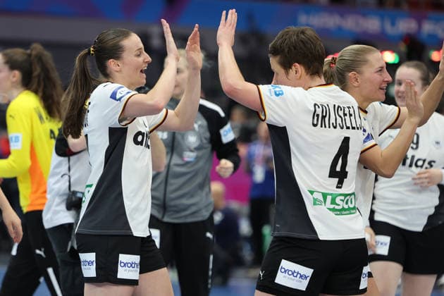 GER, Dortmund, 27th Wommen s World Championship, WM, Weltmeisterschaft 2025, Hauptrunde Main Round, Gruppe II 1. Runde: Deutschland Germany (GER) vs. Färöer Inseln Faroe Icland (FRO) 02.12.2025, Westfalenhalle, Dortmund, GER, Dortmund, 27th Wommen s World Championship 2025, Hauptrunde Main Round, Gruppe II 1. Runde: Deutschland Germany (GER) vs. Färöer Inseln Faroe Icland (FRO) , im Bild: die deutschen Damen freuen sich ueber den Sieg Alina Grijseels (Ger 4), Julia Maidhof (Ger 27),