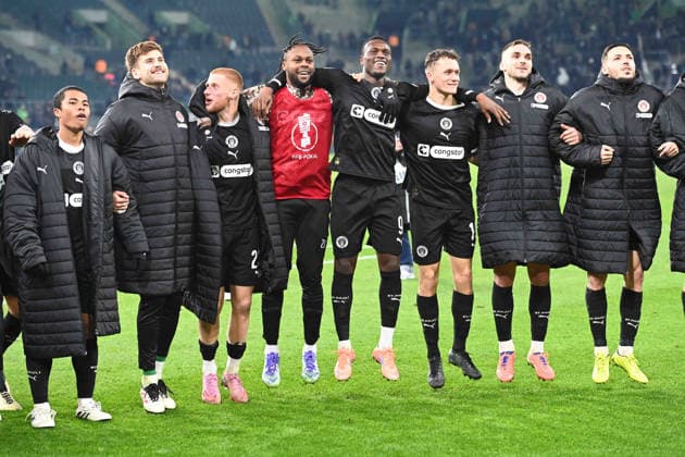 Schlussjubel FC St. Pauli, Jubel, jubeln, Freude, cheers, Fussball, DFB Pokal, Achtelfinale, Round of 16, Borussia Moenchengladbach (MG) - FC St. Pauli (Pauli) 1-2 am 02.12.2025 im Borussiapark Moenchengladbach Deutschland. DFL regulations prohibit any use of photographs as image sequences and or quasi-video Â