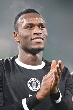 Abdoulie CEESAY (Pauli) Schlussjubel FC St. Pauli, Jubel, jubeln, Freude, cheers, Fussball, DFB Pokal, Achtelfinale, Round of 16, Borussia Moenchengladbach (MG) - FC St. Pauli (Pauli) 1-2 am 02.12.2025 im Borussiapark Moenchengladbach Deutschland. DFL regulations prohibit any use of photographs as image sequences and or quasi-video Â