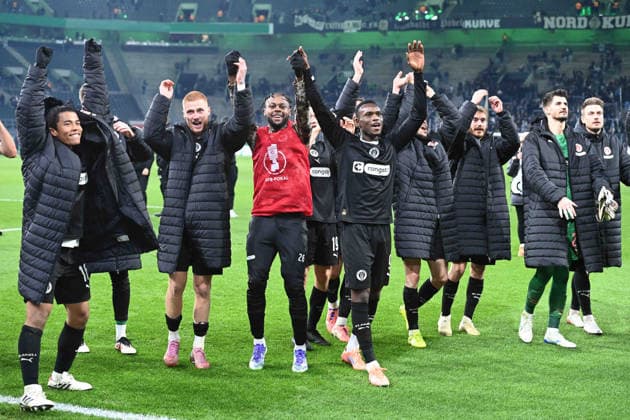 Schlussjubel FC St. Pauli, Jubel, jubeln, Freude, cheers, Fussball, DFB Pokal, Achtelfinale, Round of 16, Borussia Moenchengladbach (MG) - FC St. Pauli (Pauli) 1-2 am 02.12.2025 im Borussiapark Moenchengladbach Deutschland. DFL regulations prohibit any use of photographs as image sequences and or quasi-video Â