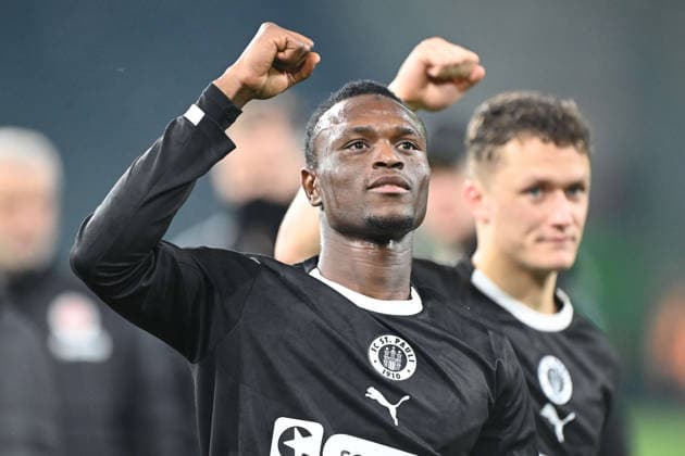 Abdoulie CEESAY (Pauli) Schlussjubel FC St. Pauli, Jubel, jubeln, Freude, cheers, Fussball, DFB Pokal, Achtelfinale, Round of 16, Borussia Moenchengladbach (MG) - FC St. Pauli (Pauli) 1-2 am 02.12.2025 im Borussiapark Moenchengladbach Deutschland. DFL regulations prohibit any use of photographs as image sequences and or quasi-video Â