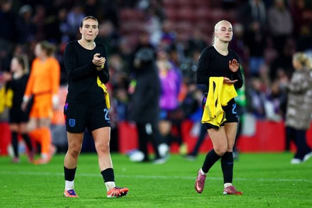 England players applaud fans. England Women v Ghana Women, International Friendly, Länderspiel, Nationalmannschaft Football, St Mary s Stadium, Southampton, UK - 02 Dec 2025Southampton St Mary s Stadium United Kingdom EDITORIAL USE ONLY No use with unauthorised audio, video, data, fixture lists, club league logos or live services. Online in-match use limited to 120 images, no video emulation. No use in betting, games or single club league player publications. Copyright: xJamesxMarsh Shutterstockx 16005561cn