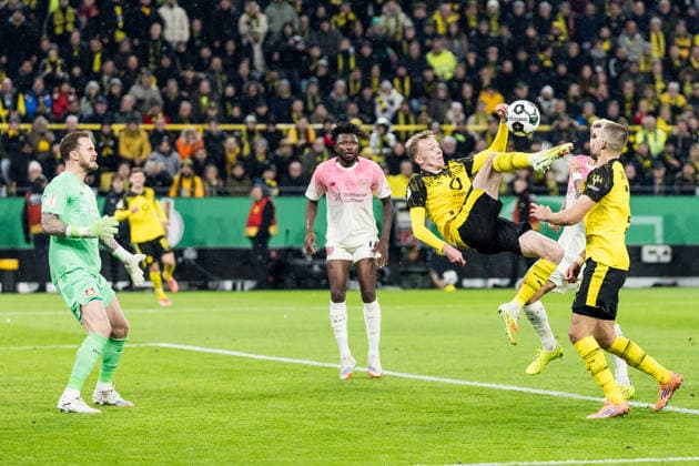 DORTMUND, GERMANY - DECEMBER 2: Maximilian Beier (Borussia Dortmund, 14) tries to score via overhead kick during the DFB Pokal Round of 16 match between Borussia Dortmund vs. Bayer 04 Leverkusen at Signal Iduna Park on Round of Sixteen of the DFB Pokal on December 2, 2025 in Dortmund, Germany. DFB REGULATIONS PROHIBIT ANY USE OF PHOTOGRAPHS AS IMAGE SEQUENCES AND OR QUASI-VIDEO. North Rhine Westphalia Germany Copyright: xBEAUTIFULxSPORTS Wunderlx