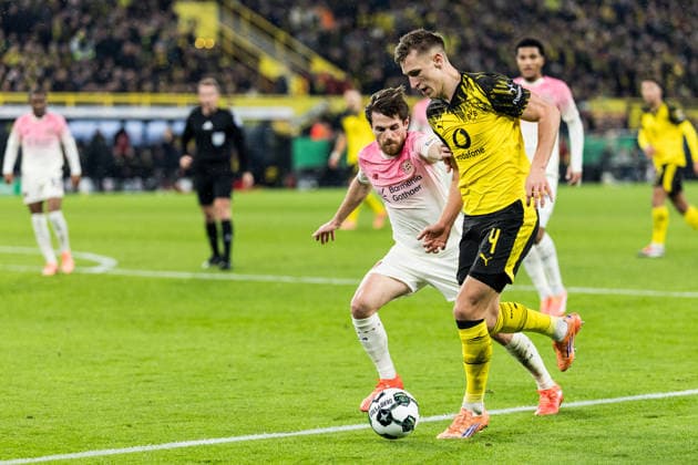 DORTMUND, GERMANY - DECEMBER 2: Nico Schlotterbeck (Borussia Dortmund, 4) controls the ball against Jonas Hofmann (Bayer 04 Leverkusen,7) during the DFB Pokal Round of 16 match between Borussia Dortmund vs. Bayer 04 Leverkusen at Signal Iduna Park on Round of Sixteen of the DFB Pokal on December 2, 2025 in Dortmund, Germany. DFB REGULATIONS PROHIBIT ANY USE OF PHOTOGRAPHS AS IMAGE SEQUENCES AND OR QUASI-VIDEO. North Rhine Westphalia Germany Copyright: xBEAUTIFULxSPORTS Wunderlx