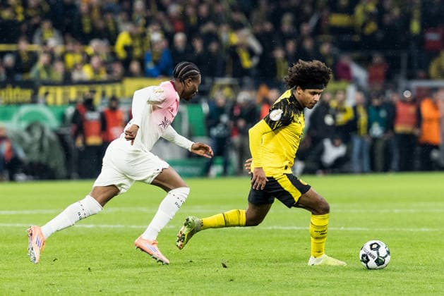 DORTMUND, GERMANY - DECEMBER 2: Karim Adeyemi (Borussia Dortmund, 27) controls the ball against Nathan Tella (Bayer 04 Leverkusen, 23) during the DFB Pokal Round of 16 match between Borussia Dortmund vs. Bayer 04 Leverkusen at Signal Iduna Park on Round of Sixteen of the DFB Pokal on December 2, 2025 in Dortmund, Germany. DFB REGULATIONS PROHIBIT ANY USE OF PHOTOGRAPHS AS IMAGE SEQUENCES AND OR QUASI-VIDEO. North Rhine Westphalia Germany Copyright: xBEAUTIFULxSPORTS Wunderlx