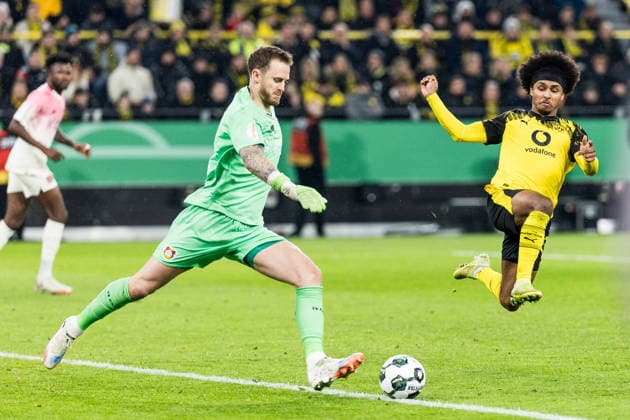 DORTMUND, GERMANY - DECEMBER 2: Karim Adeyemi (Borussia Dortmund, 27) tries to snatch the ball from Mark Flekken (Bayer 04 Leverkusen, 1) during the DFB Pokal Round of 16 match between Borussia Dortmund vs. Bayer 04 Leverkusen at Signal Iduna Park on Round of Sixteen of the DFB Pokal on December 2, 2025 in Dortmund, Germany. DFB REGULATIONS PROHIBIT ANY USE OF PHOTOGRAPHS AS IMAGE SEQUENCES AND OR QUASI-VIDEO. North Rhine Westphalia Germany Copyright: xBEAUTIFULxSPORTS Wunderlx