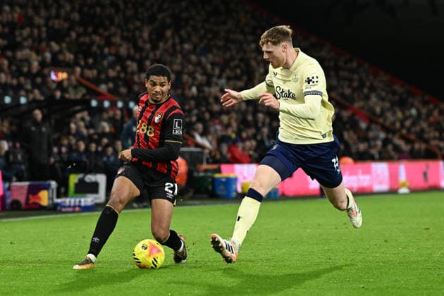 Bournemouth v Everton Premier League 02 12 2025. Amine Adli (21) of AFC Bournemouth on the attack battles for possession with Jake O™Brien (15) of Everton during the Premier League match between Bournemouth and Everton at the Vitality Stadium, Bournemouth, England on 2 December 2025. Bournemouth Vitality Stadium Dorset England Editorial use only DataCo restrictions apply See www.football-dataco.com , Copyright: xGrahamxHuntx PSI-23324-0305