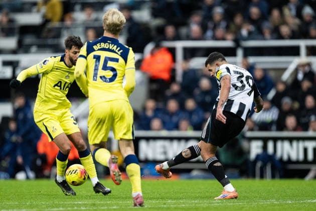 NEWCASTLE UPON TYNE, ENGLAND, DEC 2: Bruno Guimaraes passes the ball during the Premier League match between Newcastle United and Tottenham Hotspur at St James Park on December 2, 2025 in Newcastle, England. Photo by Will Palmer SPP Copyright: xWillxPalmer SPPx Sportspressphoto_SPR69335
