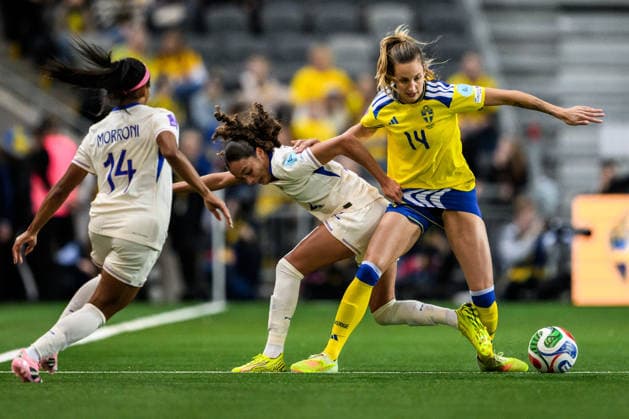 251202 Kessya Bussy of France and Nathalie Björn of Sweden during the Women s Nations League bronze medal second leg match between Sweden and France on December 2, 2025 in Stockholm. Photo: Jesper Zerman BILDBYRAN kod JZ JM0754 bbeng fotboll football soccer fotball nations league uefa womens nations league bronsmatch bronze medal match dam sverige sweden frankrike france Copyright: JESPERxZERMAN BB251202JZ120