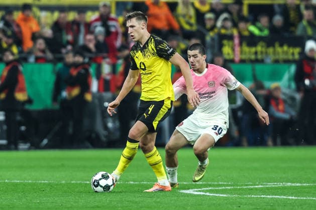 Fussball, DFB-Pokal Saison 2025 2026 Achtelfinale Borussia Dortmund - Bayer 04 Leverkusen 02.12.2025, SIGNAL IDUNA PARK Nico Schlotterbeck (Borussia Dortmund, 4) Ibrahim Maza (Bayer 04 Leverkusen, 30) Dortmund SIGNAL IDUNA PARK Nordrhein-Westfalen Deutschland
