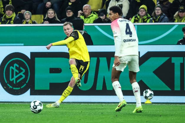 Fussball, DFB-Pokal Saison 2025 2026 Achtelfinale Borussia Dortmund - Bayer 04 Leverkusen 02.12.2025, SIGNAL IDUNA PARK Maximilian Beier (Borussia Dortmund, 14) Jarell Quansah (Bayer 04 Leverkusen, 4) Dortmund SIGNAL IDUNA PARK Nordrhein-Westfalen Deutschland