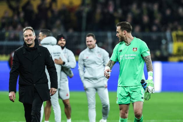 Fussball, DFB-Pokal Saison 2025 2026 Achtelfinale Borussia Dortmund - Bayer 04 Leverkusen 02.12.2025, SIGNAL IDUNA PARK Kasper Hjulmand (Cheftrainer Bayer 04 Leverkusen) Mark Flekken (Bayer 04 Leverkusen, 1) Dortmund SIGNAL IDUNA PARK Nordrhein-Westfalen Deutschland