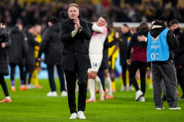 DORTMUND, GERMANY - DECEMBER 2: Bayer 04 Leverkusen head coach Kasper Hjulmand applauds the fans after the DFB Cup round of 16 match between Borussia Dortmund and Bayer 04 Leverkusen at Signal Iduna Park on December 2, 2025 in Dortmund, Germany. (Photo by Rene Nijhuis) SPO  Copyright: xRenexNijhuis