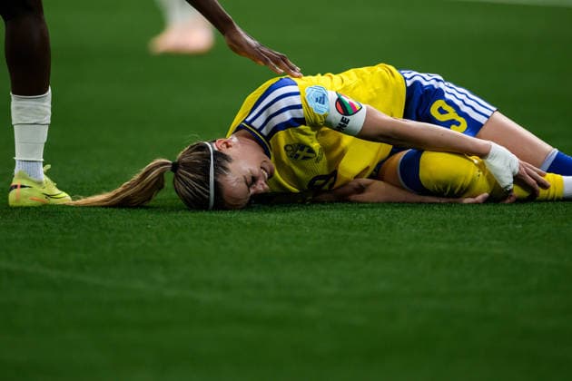 251202 Kosovare Asllani of Sweden in pain during the Women s Nations League bronze medal second leg match between Sweden and France on December 2, 2025 in Stockholm. Photo: Simon Hastegard BILDBYRAN kod SH JM0754 bbeng fotboll football soccer fotball nations league uefa womens nations league bronsmatch bronze medal match dam sverige sweden frankrike france depp skada Copyright: SIMONxHASTEGARD BB251202SH131
