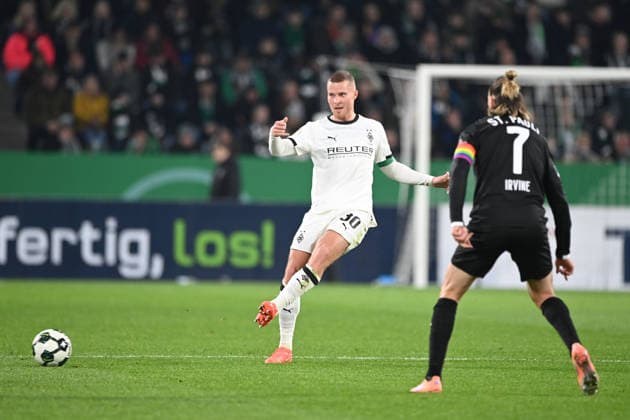Nico ELVEDI (MG) gegen Jackson IRVINE (Pauli) Aktion, Zweikampf, Fussball, DFB Pokal, Achtelfinale, Round of 16, Borussia Moenchengladbach (MG) - FC St. Pauli (Pauli) 1-2 am 02.12.2025 im Borussiapark Moenchengladbach Deutschland. DFL regulations prohibit any use of photographs as image sequences and or quasi-video Â
