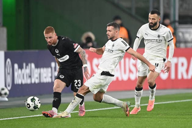 Kevin STOEGER (Stöger, MG) und Franck HONORAT (MG) gegen Louis OPPIE (Pauli) Aktion, Zweikampf, Fussball, DFB Pokal, Achtelfinale, Round of 16, Borussia Moenchengladbach (MG) - FC St. Pauli (Pauli) 1-2 am 02.12.2025 im Borussiapark Moenchengladbach Deutschland. DFL regulations prohibit any use of photographs as image sequences and or quasi-video Â